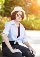 femmes aux cheveux courts portant un chapeau dans le parc photo