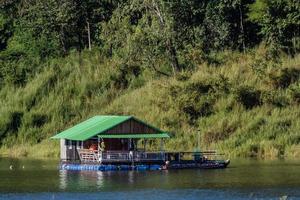 réservoir de paysage et maison de radeau en thaïlande photo