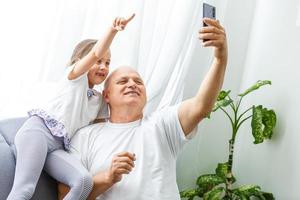 grand-père et petite-fille font selfie photo