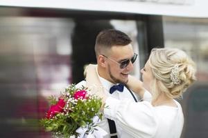 couple amoureux homme et femme, mariée et marié câlin gros plan. photo