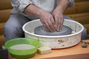 les mains du potier font de la poterie. métiers et métiers folkloriques. photo