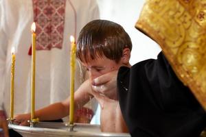 baptême orthodoxe d'un enfant biélorusse dans une église. photo