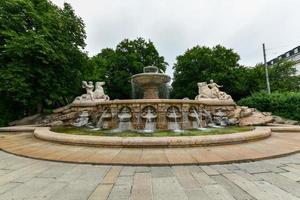 La célèbre fontaine de wittelsbach construite en 1895, lenbachplatz, munich, haute-bavière, allemagne. photo