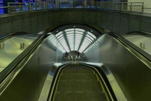 new york city - 11 février 2017 - escalator dans la station de métro 72nd street sur la deuxième avenue à new york city, new york. photo