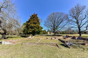 historique jamestowne est le site du patrimoine culturel qui était l'emplacement du fort james de 1607 et de la ville de jamestown au 17e siècle. photo