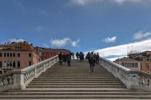 Venise, Italie - 20 mars 2018 - Ponte degli scalzi pont grand canal touristes bateaux Venise Italie. pont a été construit dans les années 1930. photo