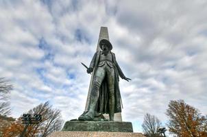 le monument de bunker hill a été érigé pour commémorer la bataille de bunker hill, qui a été l'une des premières grandes batailles entre les forces britanniques et patriotes de la guerre d'indépendance américaine. photo