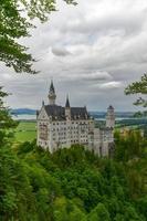 château de neuschwanstein de renommée mondiale, palais néo-roman du xixe siècle construit pour le roi ludwig ii sur une falaise accidentée près de fussen, bavière du sud-ouest, allemagne photo