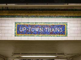 signe vintage pour les trains uptown en carreaux de mosaïque. photo