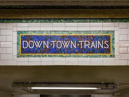 signe vintage pour les trains du centre-ville en carreaux de mosaïque photo