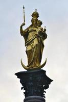 Close up de Marie et de l'enfant au sommet de la colonne St Mary à la marienplatz, Munich, Bavière, Allemagne, Europe photo