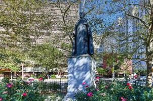 monument à monseigneur doane, recteur de st. patrick's pro-cathédrale à newark, new jersey. photo