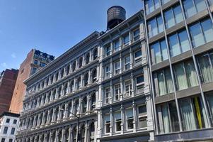 architecture soho à new york. façades d'extérieurs de bâtiments complexes. photo