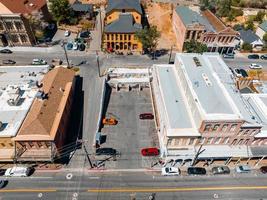 vue panoramique aérienne du bâtiment victorien sur la rue principale historique c au centre-ville de la ville de virginie. photo