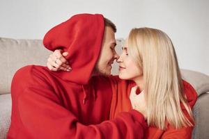 proximité des gens. jeune couple charmant ensemble à la maison passer le week-end et les vacances ensemble photo