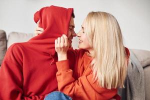 proximité des gens. jeune couple charmant ensemble à la maison passer le week-end et les vacances ensemble photo