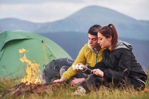 les gens ont de l'aventure. majestueuses montagnes des carpates. beau paysage de nature intacte photo