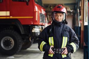 femme pompier en uniforme de protection debout près du camion photo