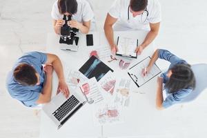 vue de dessus. groupe de jeunes médecins travaille ensemble dans le bureau moderne photo