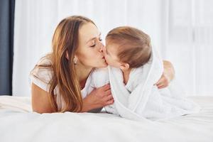 conception de la parentalité. mère avec sa petite fille est à l'intérieur à la maison ensemble photo