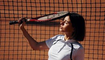 faire une pause. La joueuse de tennis est sur le terrain pendant la journée photo