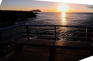 vue sur l'océan au coucher du soleil photo