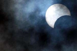 éclipse solaire partielle photo