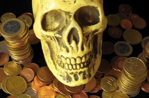 concept de mort et d'argent crâne et monnaie photo