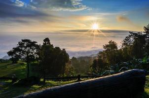 lever de soleil coloré au-dessus des nuages photo