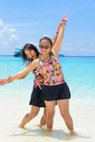 mère et fille sur la plage des îles similan, thaïlande photo