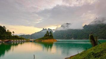 bungalows montagnes et lac photo