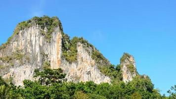 hautes falaises sur ciel bleu photo