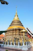 anciennes pagodes au temple wat phra that lampang luang photo