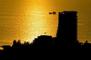 vue silhouette de la ville de hua hin au lever du soleil photo