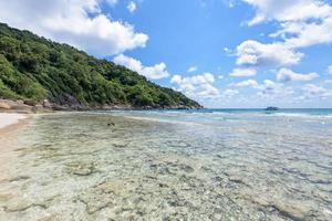 Récif corallien côtier aux îles Similan en Thaïlande photo