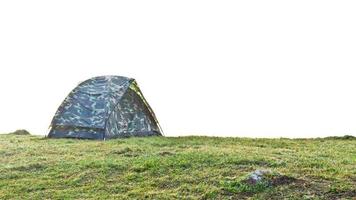 tente de camping sur l'herbe sur la colline le matin. photo