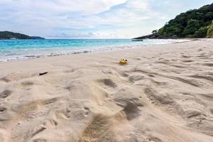 sable sur la plage de l'île de similan en thaïlande photo