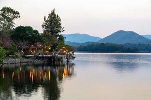 restaurants au bord de l'eau le soir. photo