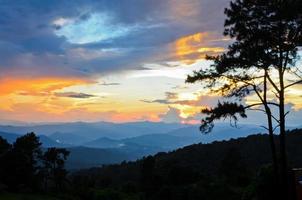 coucher de soleil sur la haute chaîne de montagnes photo