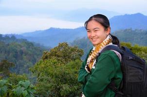 fille de touriste sur la montagne photo