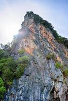 falaises et sommets des montagnes photo