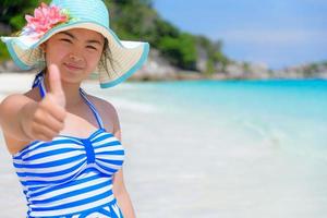 fille sur la plage en thaïlande photo