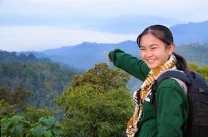 fille de touriste sur la montagne photo