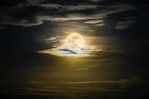 pleine lune sur le ciel doré la nuit photo