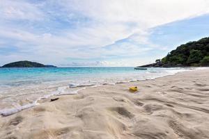 sable sur la plage de l'île de similan en thaïlande photo