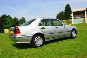 birmingham, west midlands, royaume uni, 2 janvier 2009, voitures classiques mercedes benz c180 w202 photo