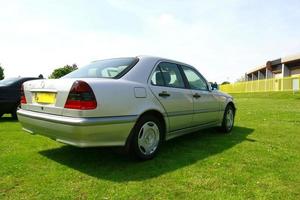 birmingham, west midlands, royaume uni, 2 janvier 2009, voitures classiques mercedes benz c180 w202 photo