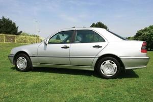 birmingham, west midlands, royaume uni, 2 janvier 2009, voitures classiques mercedes benz c180 w202 photo