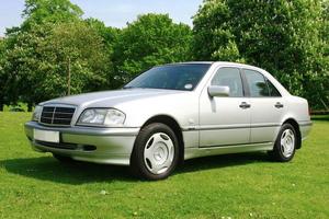 birmingham, west midlands, royaume uni, 2 janvier 2009, voitures classiques mercedes benz c180 w202 photo