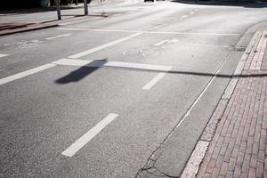 des panneaux imprimés sur la route permettant le cyclisme et des flèches indiquant le sens de circulation. notion de sécurité. photo